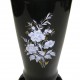 Vase funéraire noir décoré de fleurs blanches