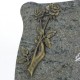 Plaque funéraire en granit gris sur pieds bronze main tenant des roses
