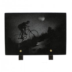 Plaque funéraire en granit noir sur pieds gravure laser cycliste 