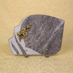 Plaque funéraire en granit mass blue sur pieds bronze fleurs