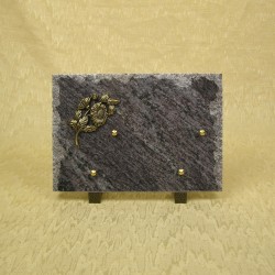 Plaque funéraire en granit mass blue sur pieds bronze fleurs