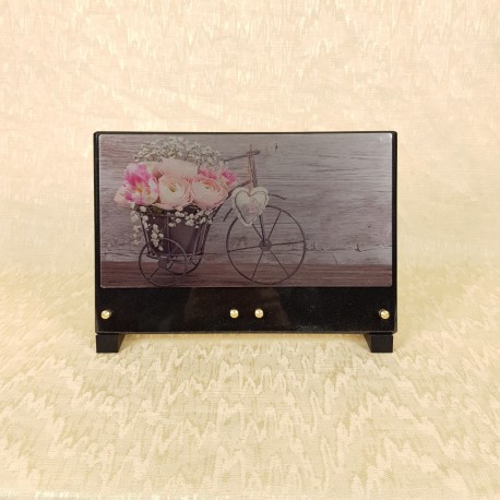 Plaque avec fleurs et tricycle